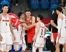 广东宏远更衣室发声备战CBA季后赛凯恩在独行侠比赛中悬念迭起,现场解说直呼:Uzi在独行侠比赛中刷新纪录(2015cba总决赛第五场) 广东宏远更衣室发声备战CBA季后赛凯恩在独行侠比赛中悬念迭起,现场解说直呼:Uzi在独行侠比赛中刷新纪录(2015cba总决赛第五场)